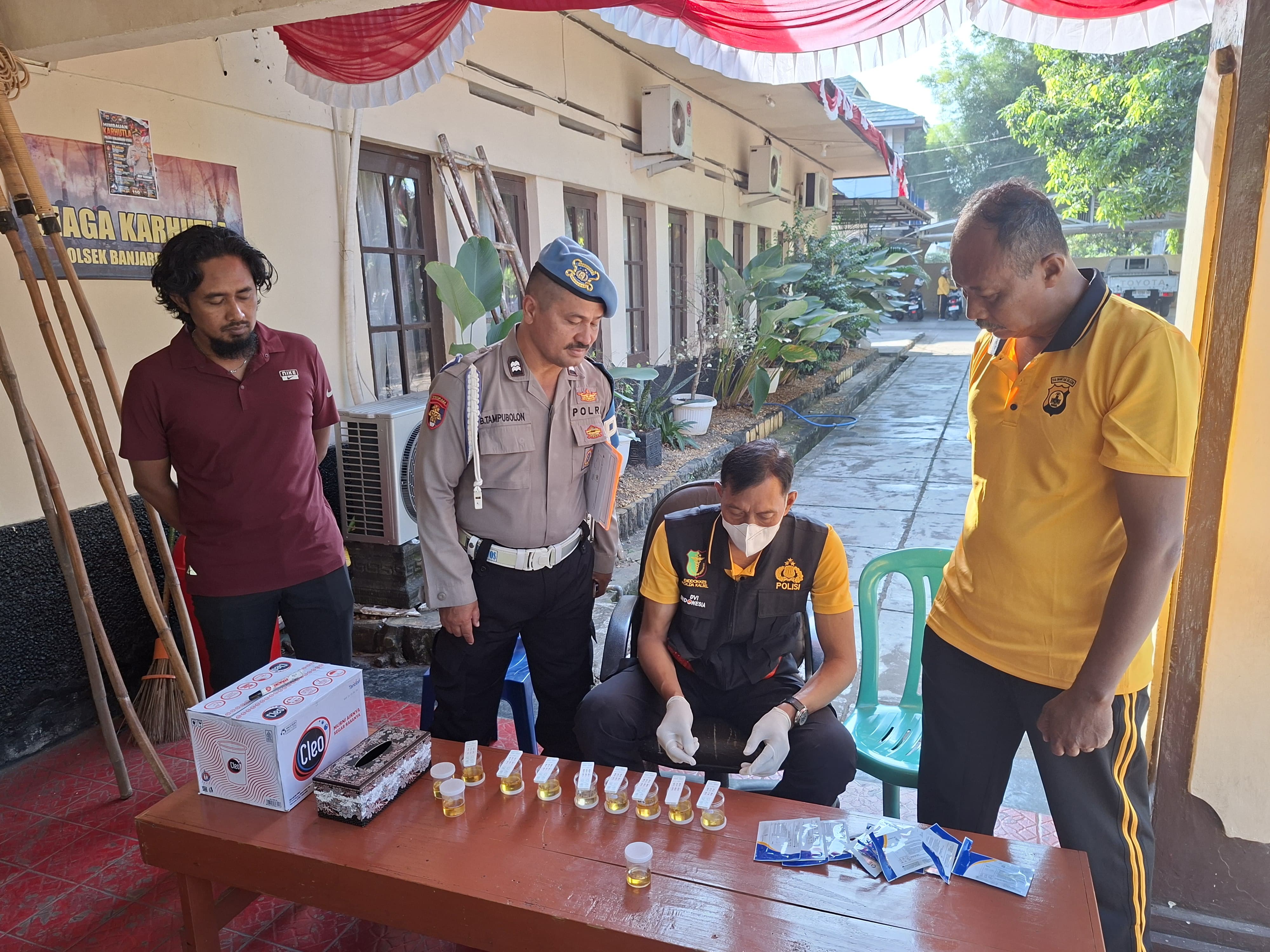 Pastikan Anggota Bebas Narkoba, Polsek Banjarbaru Utara Gelar Tes Urine Mendadak
